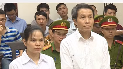 Vietnam court upholds jail terms for bloggers