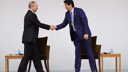 Abe 'Would Like to Discuss Russia-Japan Peace Treaty Problem' With Putin