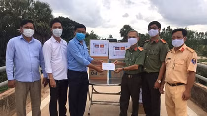 Tan Hung police offer medical supplies to Cambodian district's Svay Chrum 