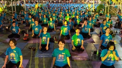 Over 1,000 people perform yoga in Hanoi 