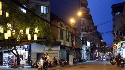 Hanoi closes unnecessary services amid COVID-19 fears