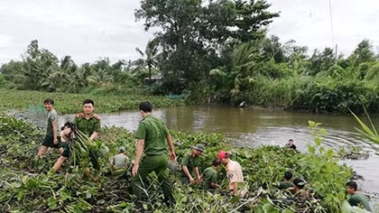 Youths of Soc Trang Police join hand to keep hometown's river clean 