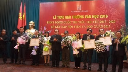 Writers, poets, translator win 2016 literature awards