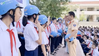 Nha Trang police popularize traffic safety regulations to students