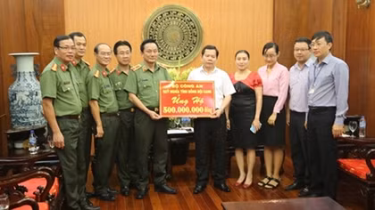 Public Security Ministry relieves flood victims in Quang Ngai