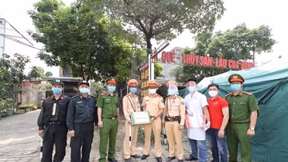 Youths of Hanoi Mobile Police join hands in fight against COVID-19 