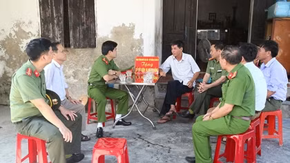 Nghe An police visits mother of female martyr Dinh Thi Vinh