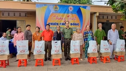 Kien Giang police organize "Zero-VND happy market" for needy people 