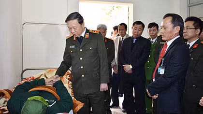 Minister To Lam visits wounded soldiers in Nho Quan district