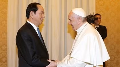 Pope Francis welcomes Vietnamese leader to Vatican