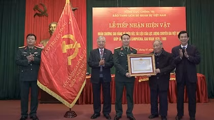 Former Vietnamese experts in Cambodia donate keepsakes