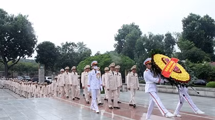 Public Security Central Party Committee visits President Ho Chi Minh Mausoleum 