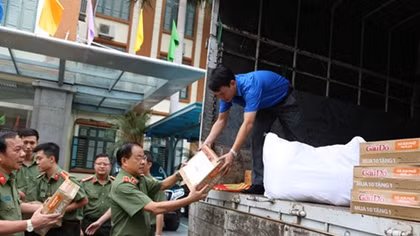 General Department of Logistics - Techniques donates VND1.3 billion for flood victims