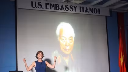 American female photographer teaches photography through General Giap’s portraits 