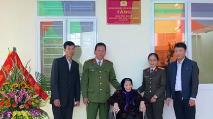 Gratitude house handed over to Vietnamese Heroic Mother 