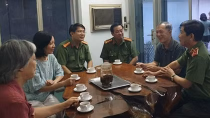 Deputy Minister Nguyen Van Son presents Tet gifts to former leaders of MPS 