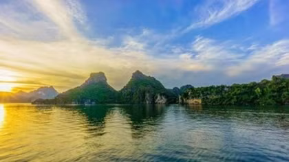 Ha Long Bay ranked in top 10 most beautiful sunrise spots in world
