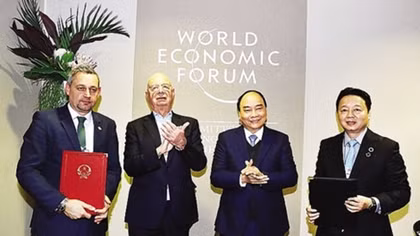PM Phuc invites tech titans to invest