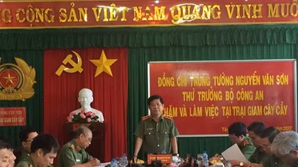 Deputy Minister Nguyen Van Son works with officers and workers at Cay Cay Prison 