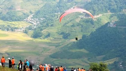 Over 100 pilots join paragliding festival in Yen Bai