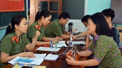 Quang Nam police issue passports for local people 