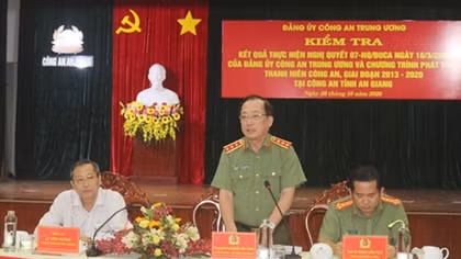 Deputy Minister Nguyen Van Thanh works with An Giang police