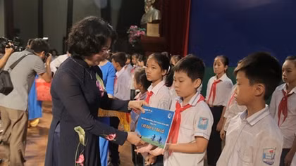 Vice President presents scholarships to studious students in Hung Yen