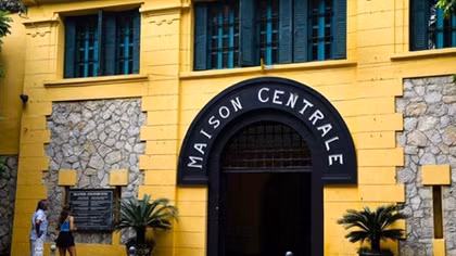 Hoa Lo Prison Museum offers free gifts to visitors 
