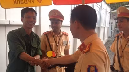 Traffic police officer returned 70 million VNĐ to owner.