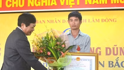 Lorry driver was deserved to a Heroic Cross by saving passengers in a bus