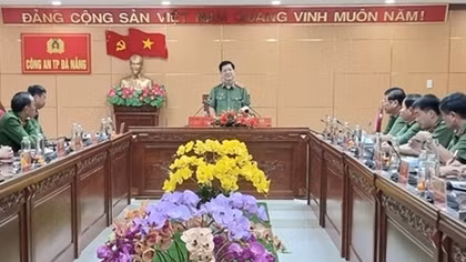 Deputy Minister Nguyen Van Son works with Da Nang police