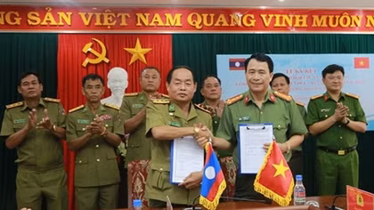 Thua Thien – Hue Police and Laos’ Salavan Security Department sign memorandum of understanding on cooperation 