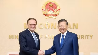 Minister To Lam receives international guests 