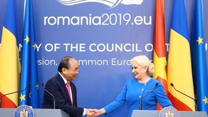 PMs of Vietnam, Romania hold joint press conference