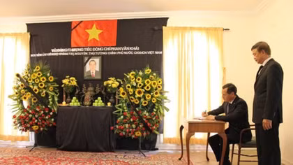 Int’l friends, overseas Vietnamese bid last farewells to former PM