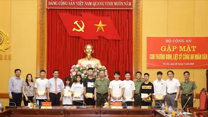 Minister To Lam meets children of public security martyrs