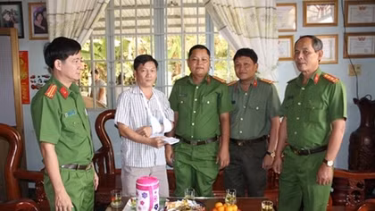 Leader of Tay Ninh Police visits and encourages injured police officer 