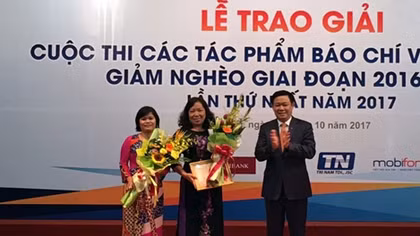 Winners of press awards on poverty reduction honored