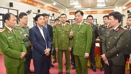 Deputy Minister Nguyen Duy Ngoc inspects issuance of chip-based ID cards in Phu Tho