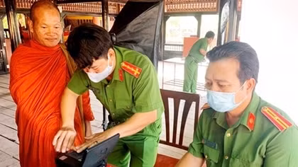 Bac Lieu local police manage to issue new ID cards to Khmer people