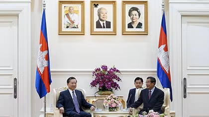 Prime Minister of Cambodia receives Vietnamese Minister of Public Security To Lam 