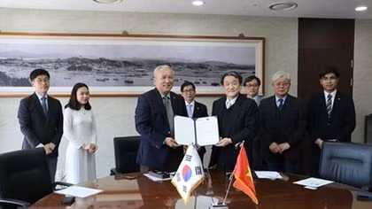 Korean university grants scholarships to Vietnamese students