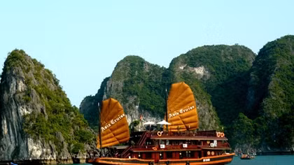 Quang Ninh sets new sightseeing fees in Ha Long Bay