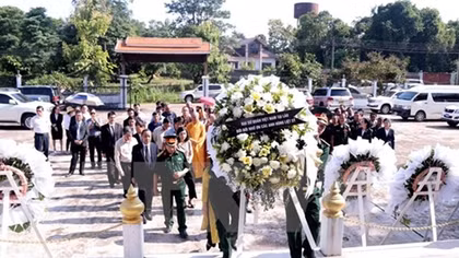 Incense tribute paid to Vietnamese, Lao martyrs in Vientiane
