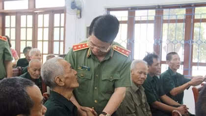 Deputy Minister Bui Van Nam visits and inquires after wounded soldiers