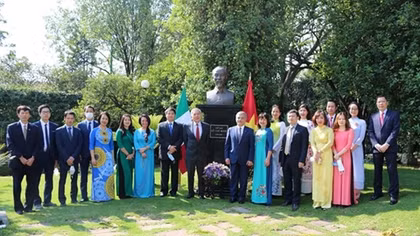 Vietnamese embassy in Mexico offers flowers at President Ho Chi Minh’s statue