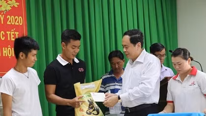 Leading officials pay Tet visits to localities