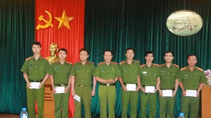 Deputy Minister of Public Security praises 8 brave policemen 