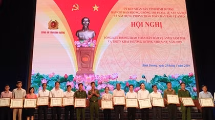 Binh Duong Provincial Police honors 350 outstanding individuals and teams