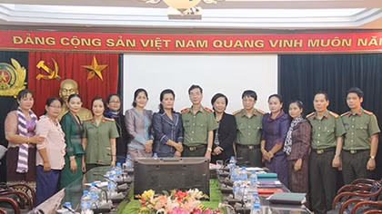 Cambodia’s press delegation visits CAND Newspaper